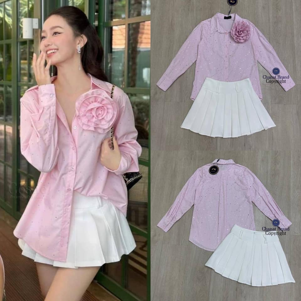 Set 2 ชิ้น เสื้อเชิ๊ตสีชมพูทรงโอเวอร์ไซส์รีดติดกลิตเตอร์เล็กๆทั่วตัว ช่วงอกแต่งเข็มกลัดดอกไม้ใหญ่ มาพร้อมกับกระโปรงเทนนิสสีขาวขอบเอวใหญ่ ซิปหลัง เย็บซับในเป็นกางเกง ใส่สบาย : สินค้าคุณภาพ (พร้อมส่ง)