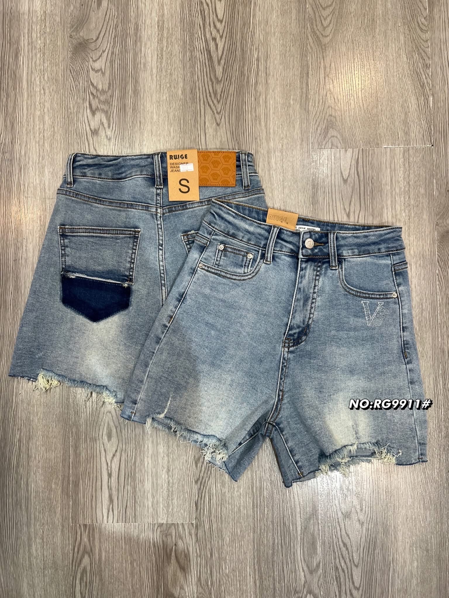 กางเกงยีนส์ขาสั้น (ผ้ายืด) ทรงเอวสูง ทำจากผ้ายีนส์เนื้อแท้อย่างดี สีคือสวยมากๆ ตรงกระเป๋าด้านหลังข้างหนึ่ง two tone style ใส่สบาย : สินค้าคุณภาพ (พร้อมส่ง)