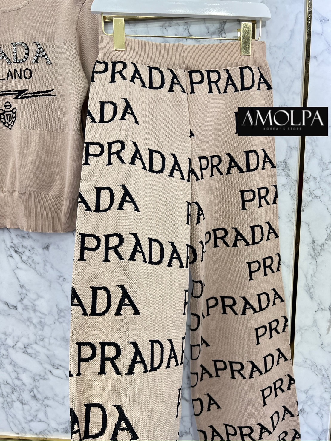 SET PRADA เสื้อ+กางเกง งานสวย ผ้าไหมพรม นุ่มมม แน่นนน ......มาพร้อมกางเกง งานอย่างดี : สินค้าคุณภาพ (พร้อมส่ง)