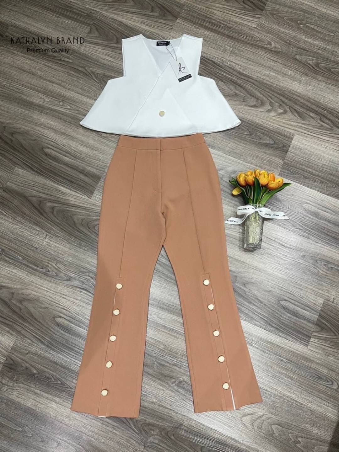 set เสื้อครอปแขนกุด คอวีแบบซ้ายทับขวา ทรงพอดีตัว สีสวยขับผิว มาคู่กับ กางเกงขายาวเอวสูง ปลายขาแต่งกระดุมเพิ่มความเก๋ สินค้าคุณภาพ (พร้อมส่ง)