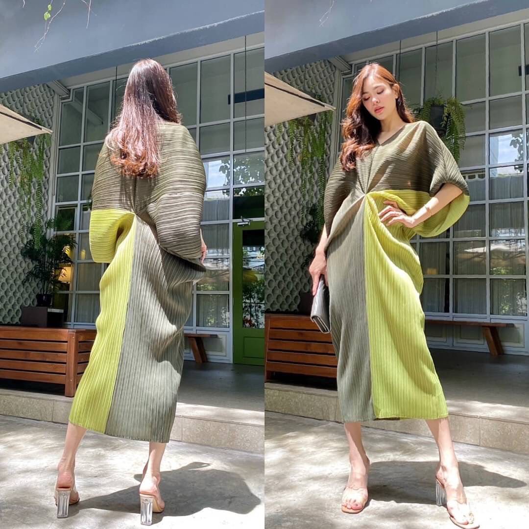 Dress อัดพลีท 100% งานนำเข้า เนื้อเดียวกับงานแบรนด์ 🤗 ดีไซด์ตัวยาว แขนผีเสื้อ 🦋 อัดพลีทแน่นๆ เพิ่มความหรู ด้วยการเล่น 🔷🔶 สีตัดสี่เหลี่ยม สแควร์แบบใหญ่สุดคลาสิค . สินค้าคุณภาพ (พร้อมส่ง)