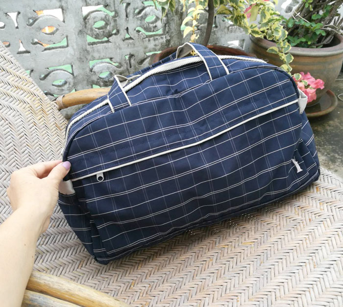 กระเป๋าเสื้อผ้า EASTBOY ขนาดกลางๆ กำลังสวย