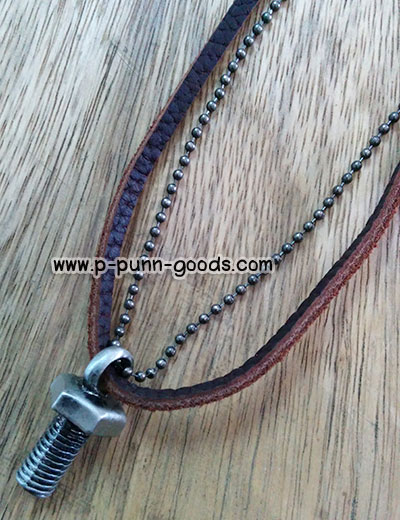 สร้อยหนังพร้อมโซ่ จี้หัวน๊อต