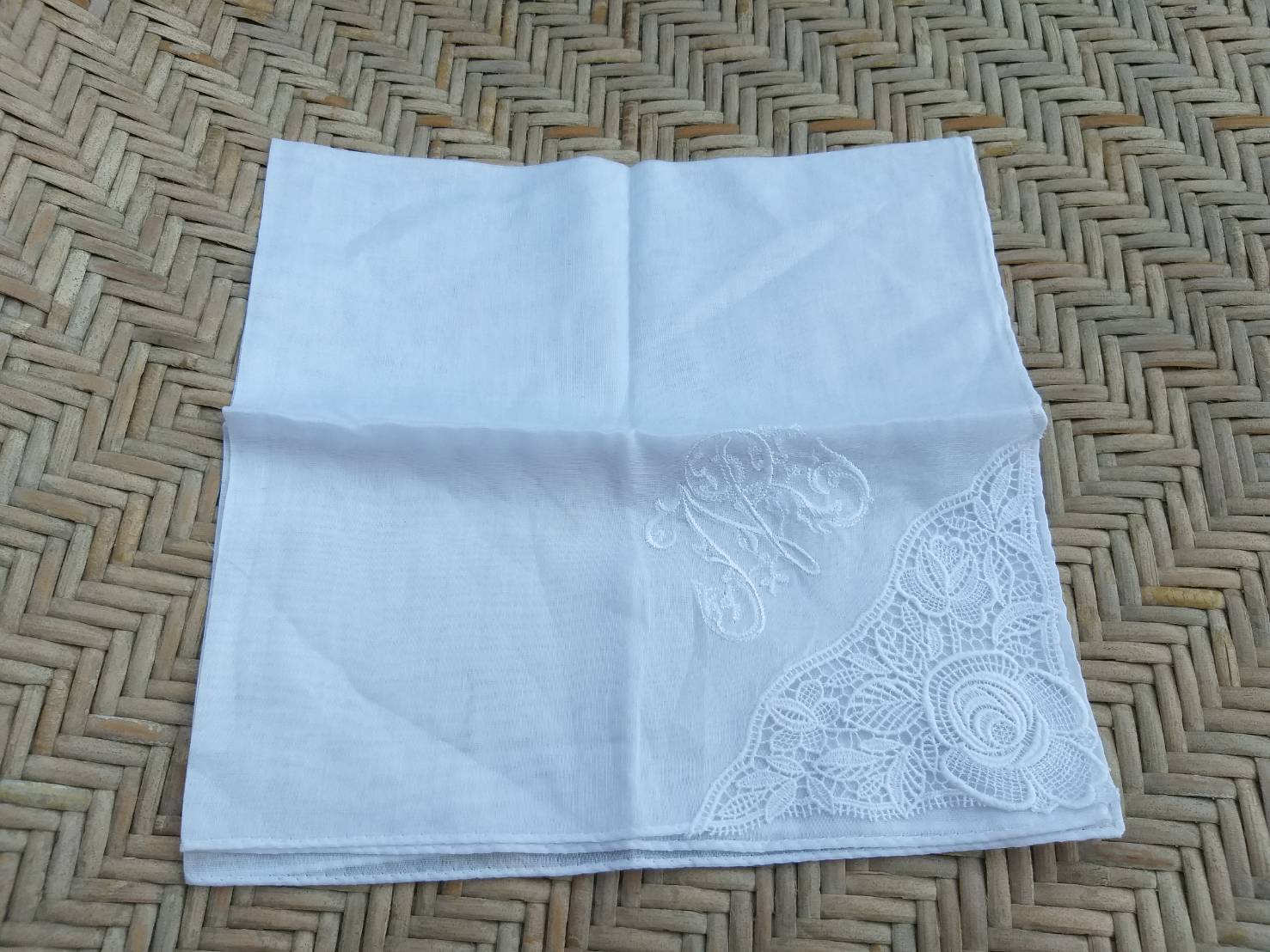 ผ้าเช็ดหน้ามุมลูกไม้โปร่ง สวยหวานมาก