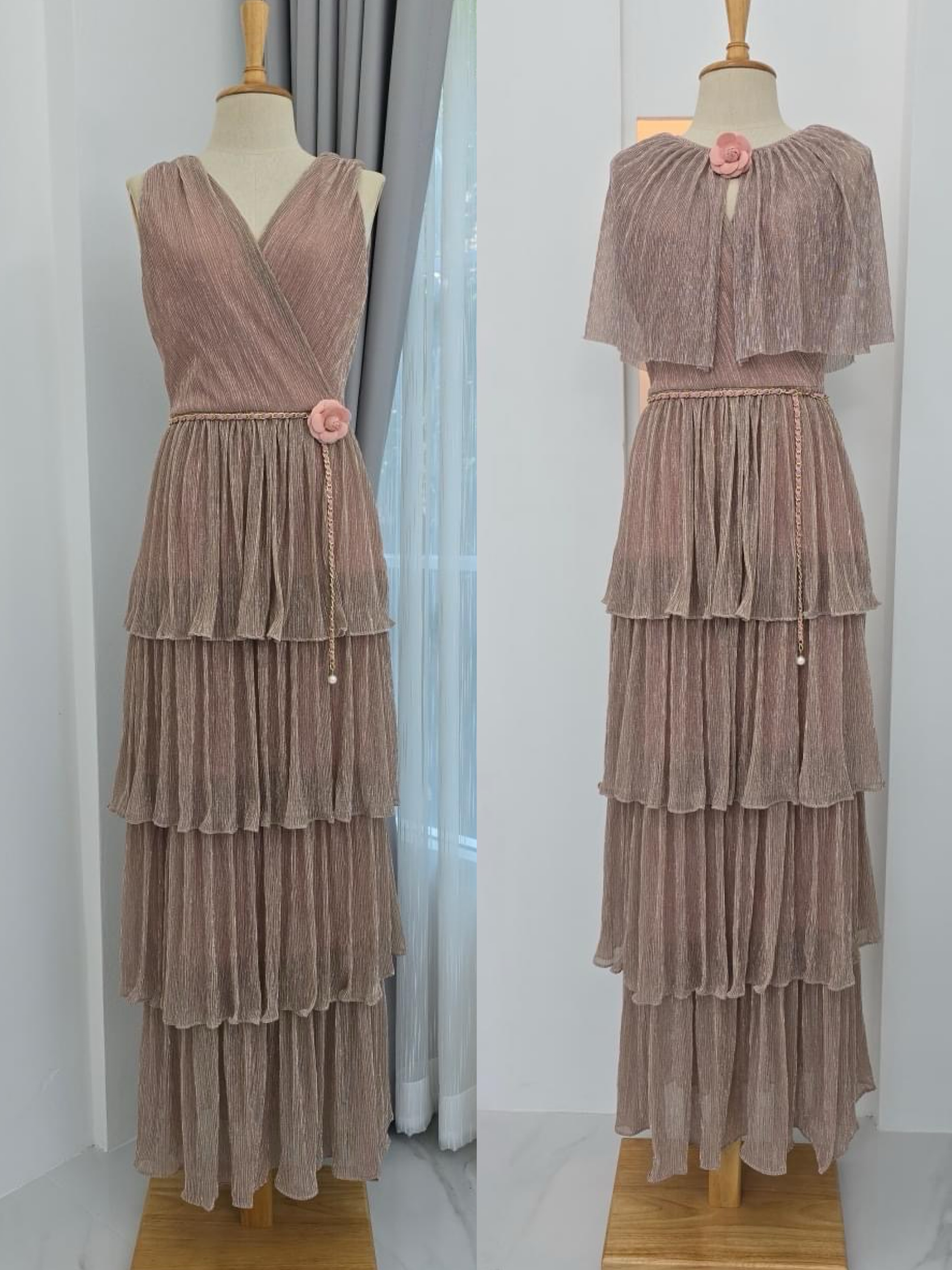 แม็กซี่เดรสคอวีป้ายแขนกุด มาพร้อม เสื้อคลุมติดกระดุมเปิดได้ กระโปรงบานจีบรูด ระบาย4ชั้น มาพร้อมโบว์สำหรับผูกเอว ทำจาก ผ้าราเม่ผสมดิ้นเมทัลลิค เนื้อนุ่มยืดหยุ่น มีซิป ซ่อนและซับในเต็มตัว ใส่สบาย : สินค้าคุณภาพ (พร้อมส่ง)