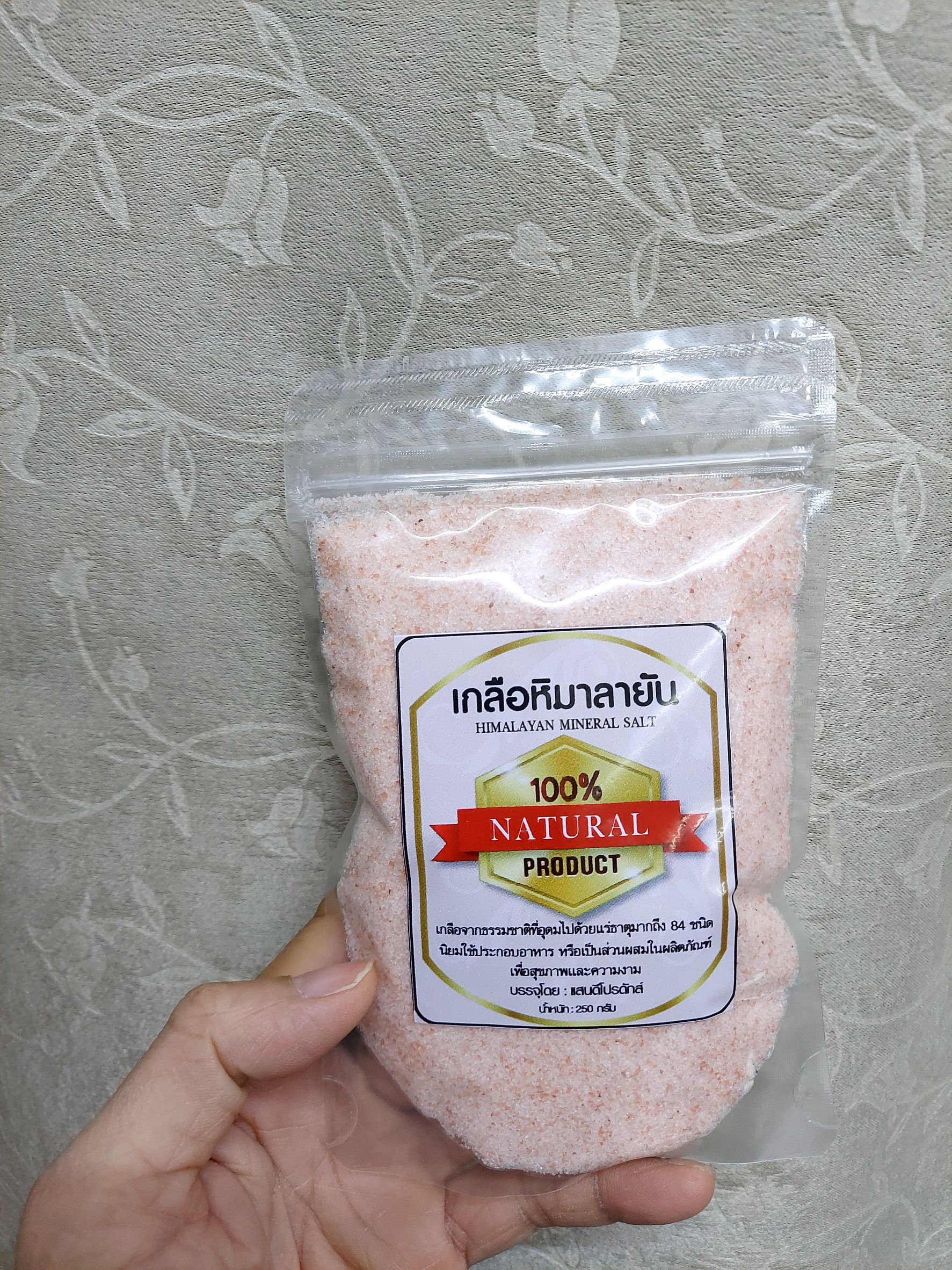 เกลือชมพูบด หิมาลายัน Pink Salt (แสนดีโปรดักส์) ขนาด250 กรัม ► บริสุทธิ์100% สีชมพูของเกลือ เกิดจากธาตุส่วนประกอบที่เป็นธาตุเหล็ก และแร่ธาตุต่างๆมากถึง 84 ชนิด เหมาะกับผู้ที่มีปัญหาเรื่องระบบเลือด โลหิตจาง หลอดเลือดตีบ