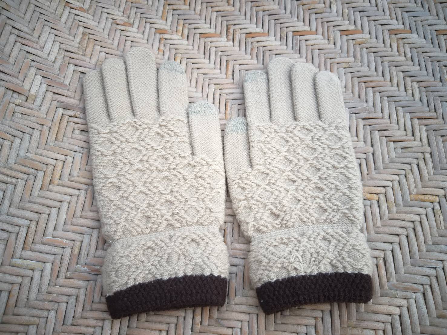 ถุงมือไหมพรม สวยมากๆ เล่นมือถือได้ (ของใหม่)