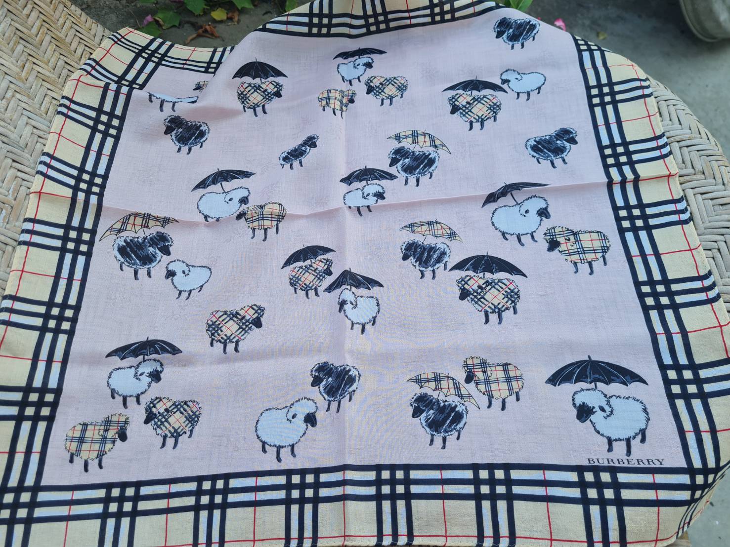 ผ้าเช็ดหน้าแบรนด์เนม BURBERRY