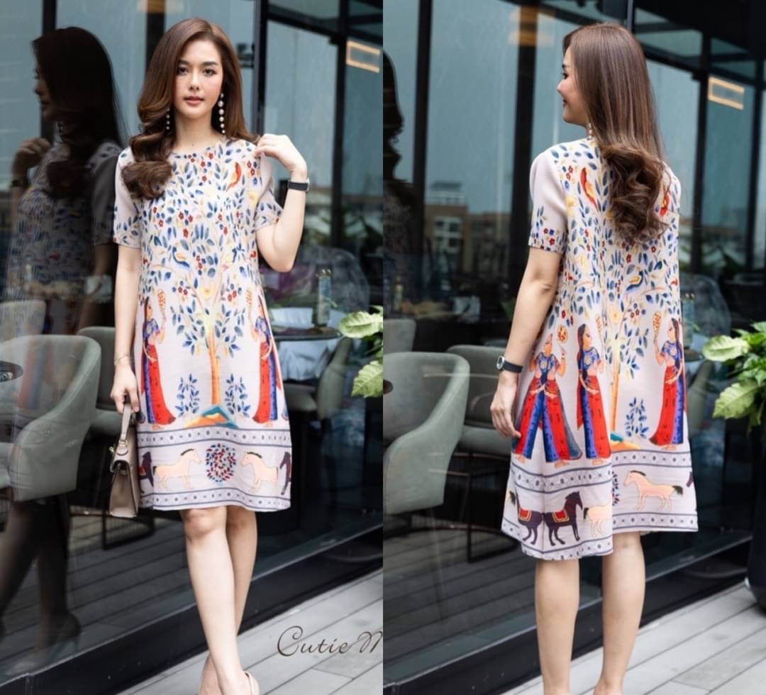 เดรสผ้าอัดพลีทมาพร้อมลายพิมพ์ที่เล่าเรื่อง ราวลายพิมพ์สวยคมชัดชุดใส่ง่ายสบายๆ โดดเด่นมากค่ะ ใส่สบาย : สินค้าคุณภาพ (พร้อมส่ง)