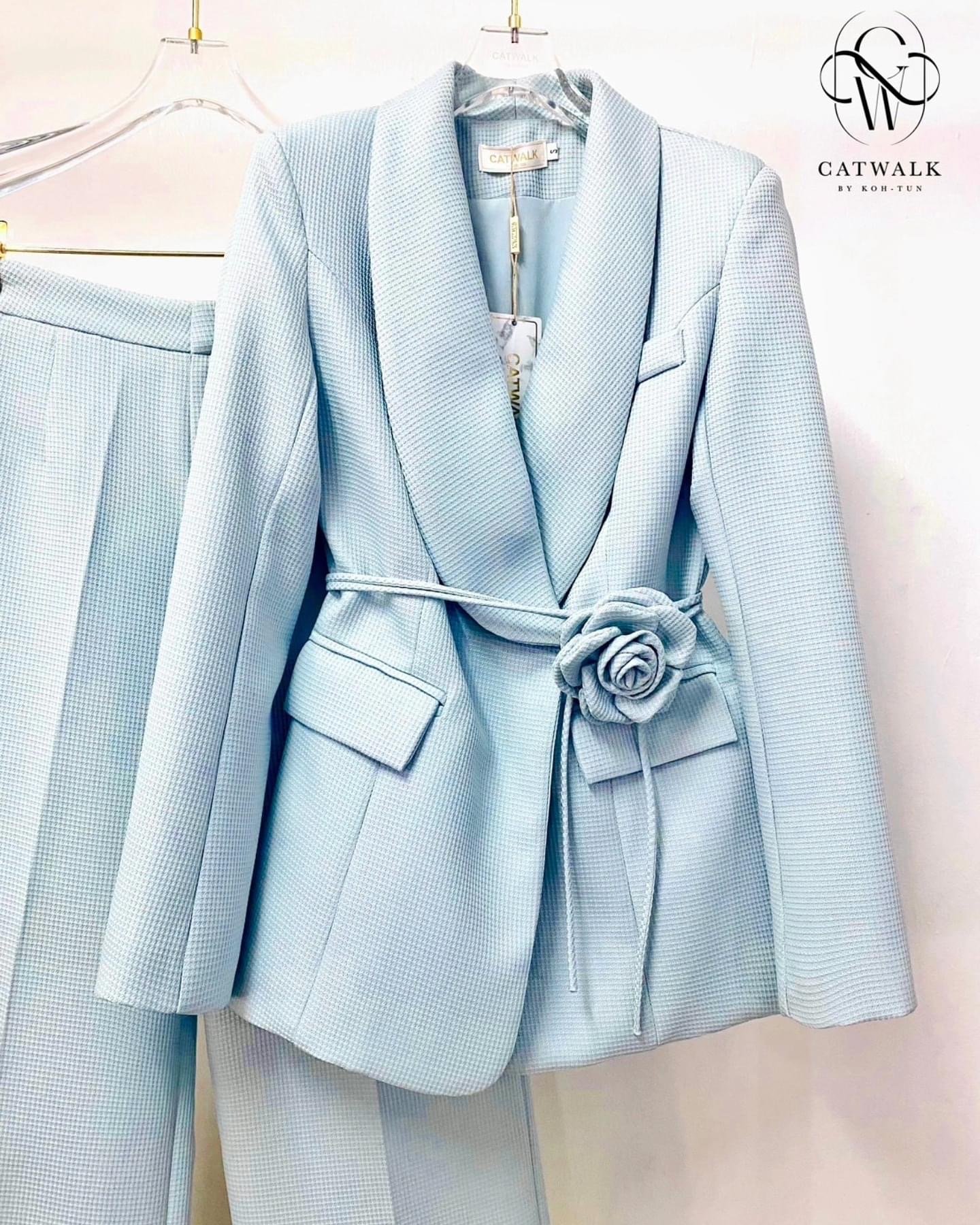 เซตBLAZERปกกล้วย+กางเกงขายาว+เข็มกลัดดอกไม้ เนื้อผ้าเกรดเอ เป็นผ้าทอมีลายในตัว ใส่สบาย : สินค้าคุณภาพ (พร้อมส่ง)