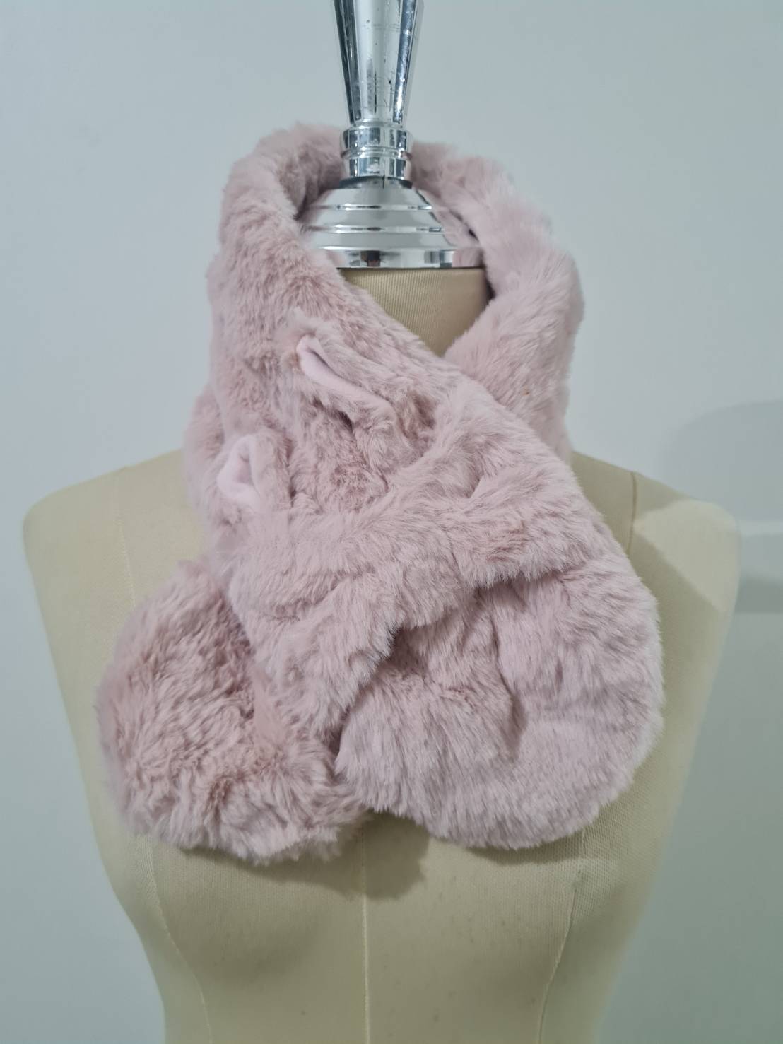 ผ้าพันคอเฟอร์ axes femme (ของใหม่)