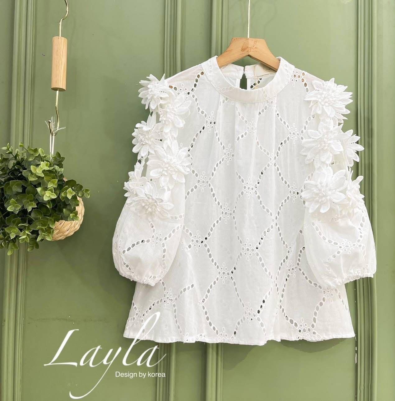 เสื้อคอตตอนฉลุเว้าไหล่ แต่งดอกไม้สวยๆ ทรงเอน่ารัก ใส่ปล่อยๆ ใส่สบาย : สินค้าคุณภาพ (พร้อมส่ง)