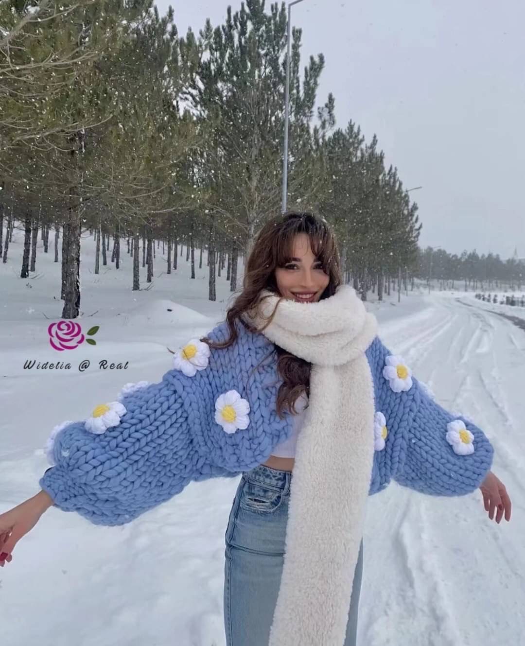 Jacket แจ็คเก็ตแสนสวย งานเกรดพรีเมี่ยม คุณขางานสวยอลังการมาก แต่งดอกไม้ดอกใหญ่ๆโครตน่ารักเลยค่ะ เนื้อผ้าหนานุ่ม ใส่อุ่นสบาย ใส่สบาย : สินค้าคุณภาพ (พร้อมส่ง)