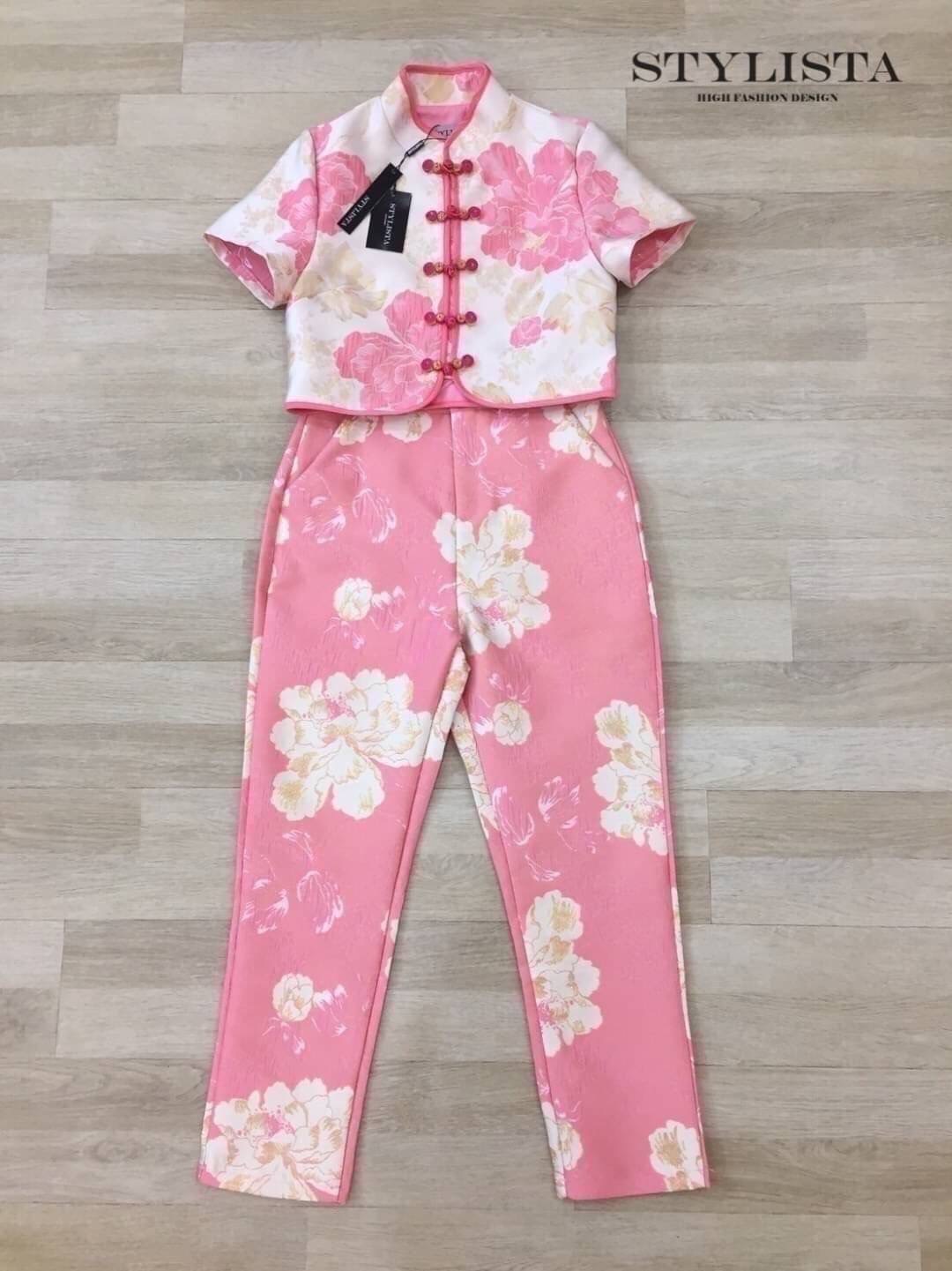 กี่เพ้า เซตเสื้อแขนสั้น กางเกงขายาวคัตติ้งสวยเปะ ตัดเย็บจากผ้าเนื้อดี ดูดีเหมือนเซเลปเลยค่ะ สวยเปะเวอร์ ใส่สบาย : สินค้าคุณภาพ (พร้อมส่ง)