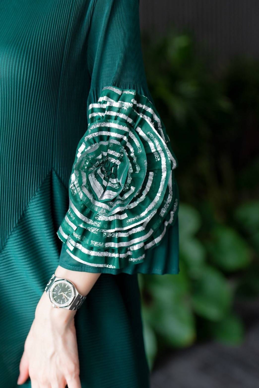 เดรสตัวยาวอัดพลีท คอกลม ทรงแขนตุ๊กตา แต่งพุ่มดอกกุหลาบชายแขน 🌹🌹เกรด Premium 👍🏻 ใส่สบาย : สินค้าคุณภาพ (พร้อมส่ง)