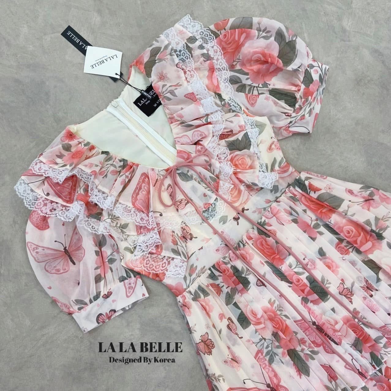 แม็กซี่เดรสลายดอกไม้น่ารักมากคอวีมีสายผูกโบว์แต่งระบายจับจีบช่วงคอและข้างๆคอแขนตุ๊กตาเอวเข้ารูปกระโปรงพีทจับจีบรอบ3ชั้นสวยๆมีซับในถึงปลายชุดใช้ผ้าเยอะมาก ใส่สบาย : สินค้าคุณภาพ (พร้อมส่ง)