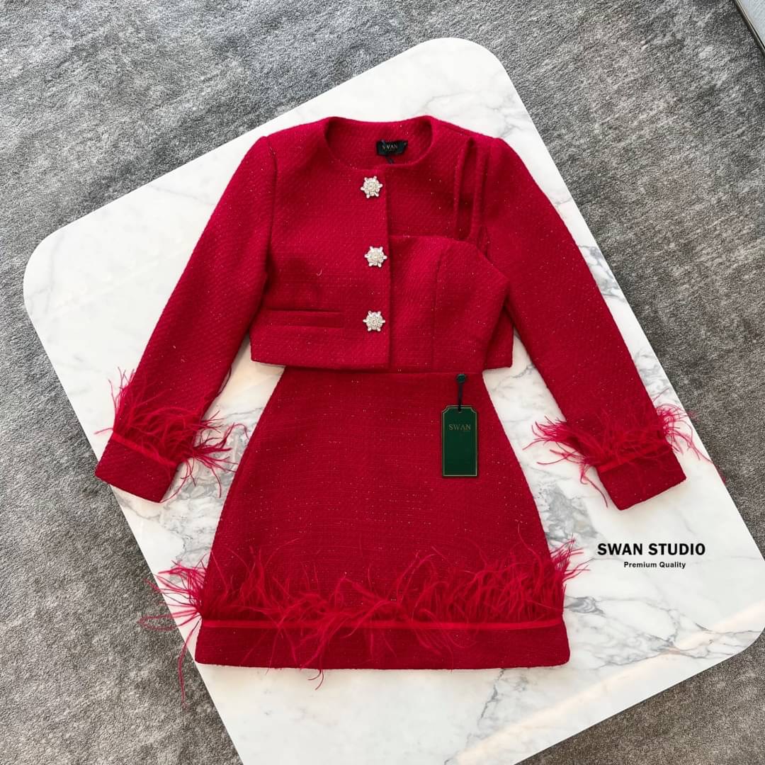 เซทเสื้อคลุมแขนยาวผ้าทวิตสีแดง แต่งกระดุมเพชรดอกไม้ ปลายแขนแต่งขนนก + มินิเดรสเกาะอก แต่งปลายเดรสด้วยขนนก ใส่สบาย : สินค้าคุณภาพ (พร้อมส่ง)
