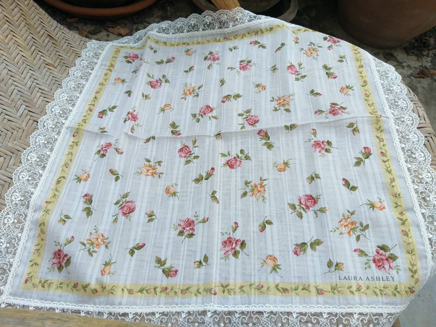 ผ้าเช็ดหน้า LAURA ASHLEY ผ้าดีมาก ขอบลูกไม้
