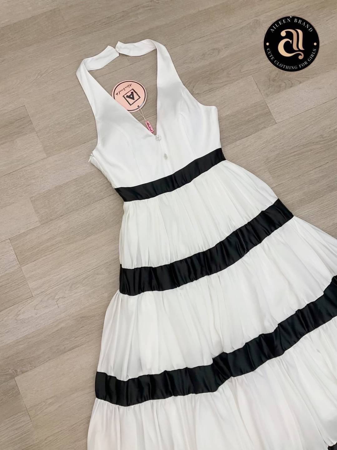 เดรสยาวสีขาว ช่วงอกเนื้อผ้า เรียบมันวาวคอวีแต่งอะไหล่ดอกไม้เพชร ดีไซน์สายคล้องคอมีกระดุมเพชรดอกไม้ ด้านหลังโชว์ครึ่งหลังบน สินค้าคุณภาพ (พร้อมส่ง)