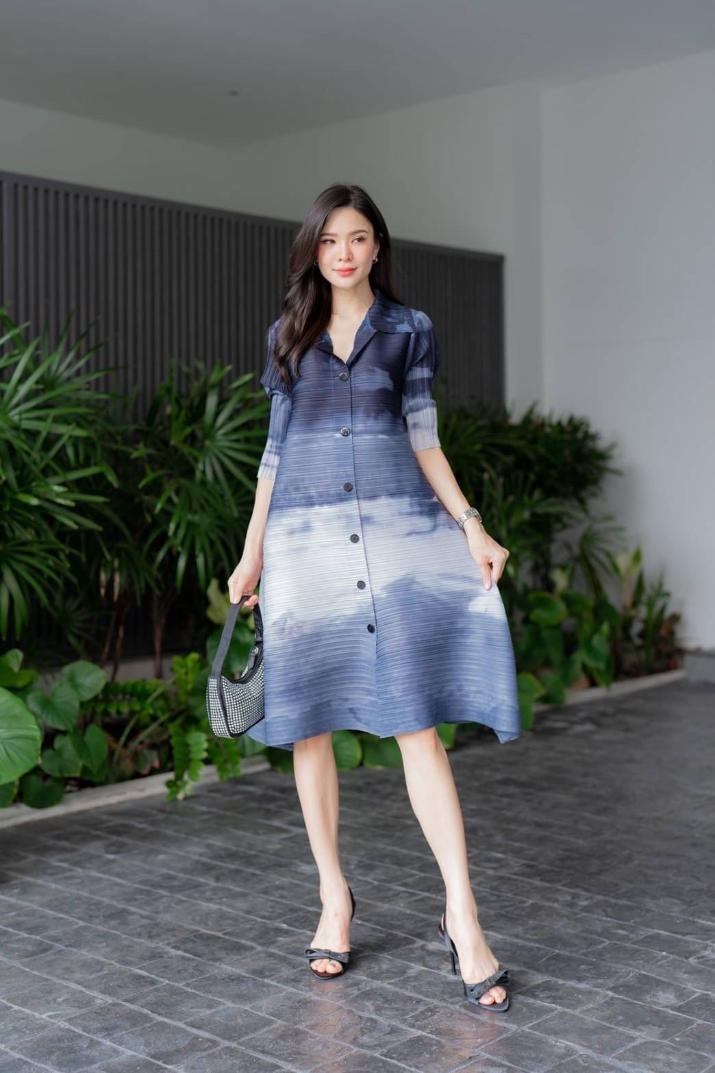 ชุดเดรส อัดพลีท คอปกเล็ก แขน 4 ส่วน แต่งกระดุมเรียงยาว ✨✨ ดีเทลแน่นๆ ด้วยลายกราฟฟิค สีสดสวยมว้ากกก ใส่สบาย : สินค้าคุณภาพ (พร้อมส่ง)