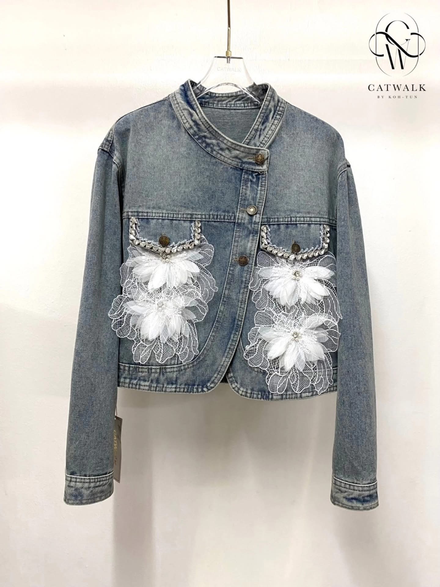 แจ็คเก็ตยีนส์ปักเพชรแต่งดอกไม้ เนื้อผ้ายีนส์ฟอกเกรดเอ ใส่สบาย : สินค้าคุณภาพ (พร้อมส่ง)