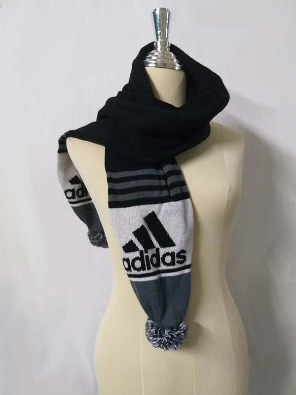 ผ้าพันคอไหมพรม adidas (ของใหม่)