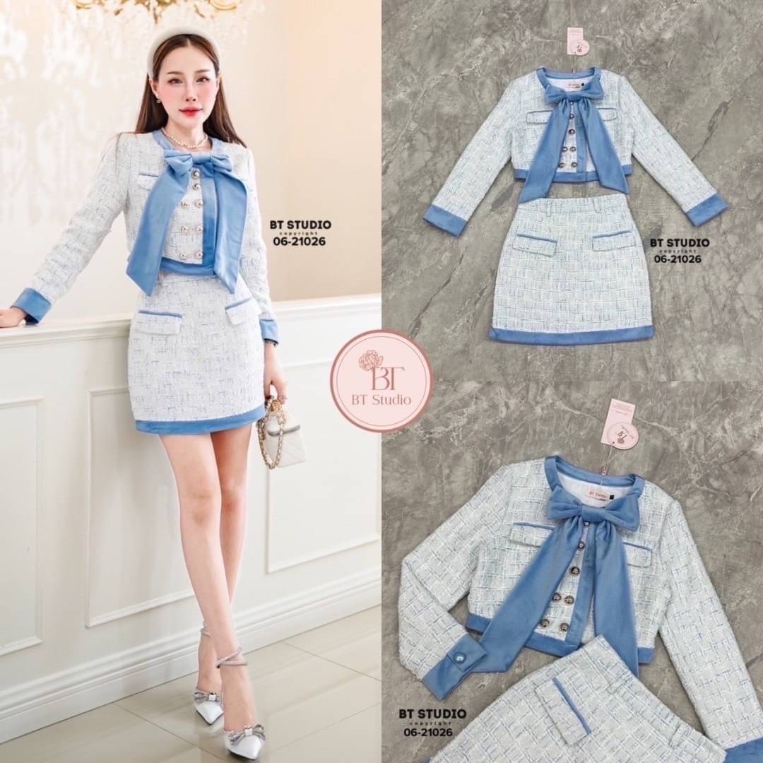 เซท 3 ชิ้น เสื้อเนื้อผ้าทวิสต์แขนยาว ผ้าลายทวิสต์ติดกระดุมหน้าแต่งกระเป๋าหลอก คอกลมปลายชายเสื้อและปลายแขนแต่งแทบกุ้น สีตัดกัน มาพร้อมริบบิ้นโบติดตรงกลาง มาพร้อม กระโปรงสั้น ใส่สบาย : สินค้าคุณภาพ (พร้อมส่ง)