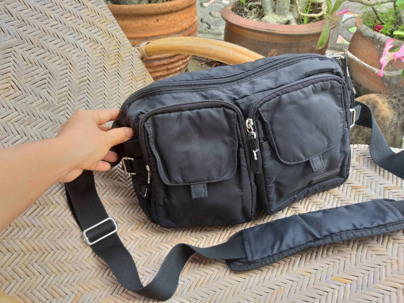 กระเป๋าสะพาย asics มีช่องใส่แท็บเล็ต (ของใหม่)