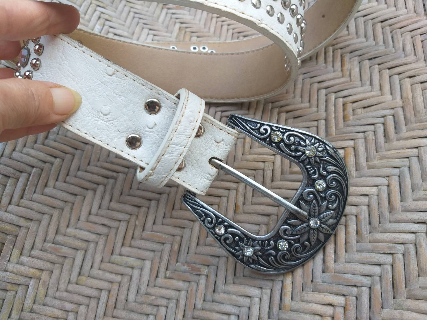 เข็มขัดหนังสวยมากเส้นนี้ ปักหมุด แนวร็อค