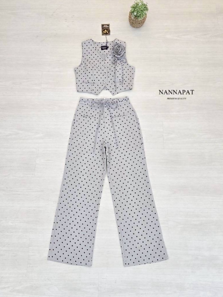 Set เสื้อทรงเก๋ ดอกไม้สามารถถอดได้นะค กางเกงก็ทรงสวยสับมาก พร้อมเชือกผูกเอวเกร๋ๆ ใส่สบาย : สินค้าคุณภาพ (พร้อมส่ง)