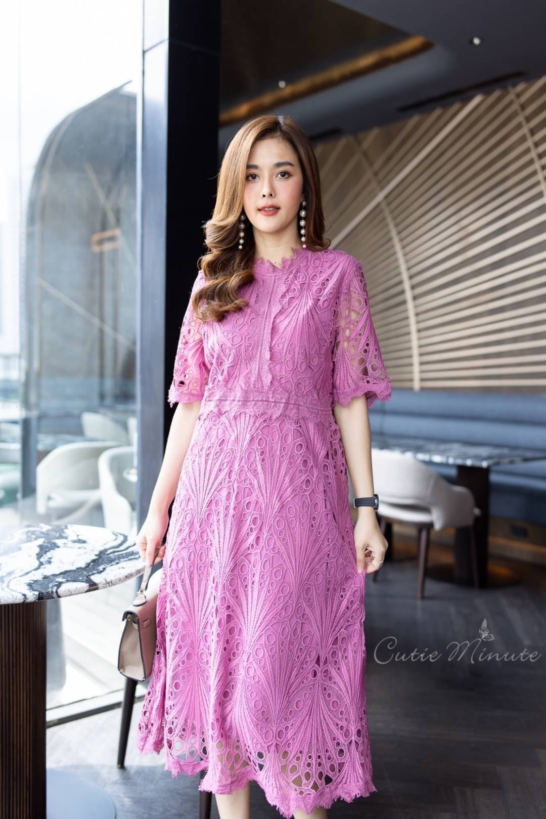 เดรสลูกไม้ ใช้ผ้าลูกไม้ เนื้อบางแต่งกุ้นที่ชุด มีซับใน อย่างดีทั้งตัว ซิปซ่อนด้านหลัง ใส่สบาย สินค้าคุณภาพ (พร้อมส่ง)