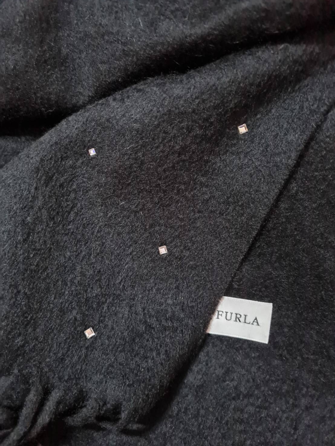 ผ้าพันคอไหมพรม FURLA นุ่มมาก (ของใหม่)