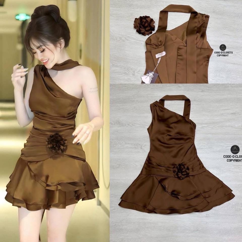 เดรสสั้นไหล่เดียว แต่งจับจีบช่วงแขนและตัว ชายกระโปรงแต่งระบาย บานออก พริ้วๆ อกเสริมฟองน้ำ ดีเทลแต่งสายโชคเกอร์เหย็บติดมากับชุด ใส่สบาย : สินค้าคุณภาพ (พร้อมส่ง)