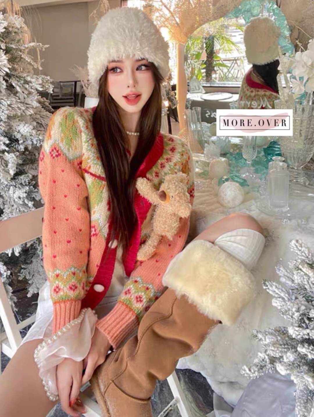 เสื้อคลุมไหมพรมสีชมพูขอบแดงถักลาย +เข็มขัดตุ๊กตาหมีลุคคุณหนูน่ารักมาก ใส่สบาย : สินค้าคุณภาพ (พร้อมส่ง)