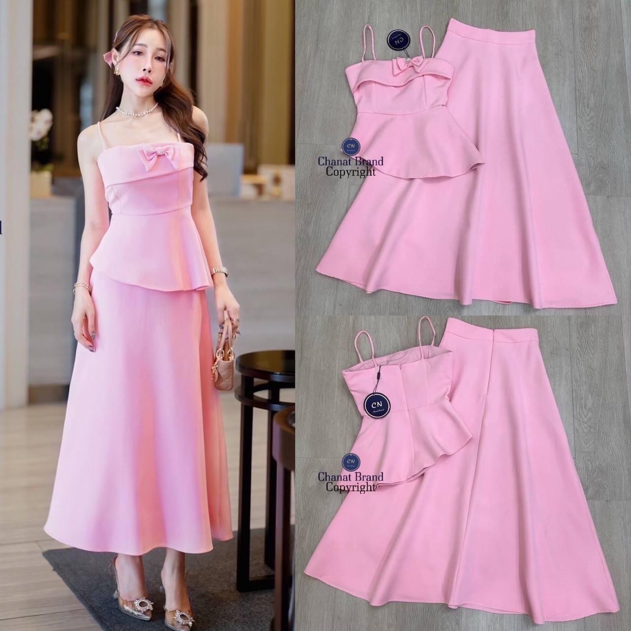 Set 2 ชิ้น สีชมพู เสื้อสายเดี่ยว อกติดโบว์เพชร ชายเสื้อแต่งเฉียงระบายเก๋ มาพร้อมกับกระโปรงยาวทรงย้วย (ซิปหลัง) เย็บซับในทั้งชุดอย่างดี ทรงสวย ใส่สบาย สินค้าคุณภาพ (พร้อมส่ง)