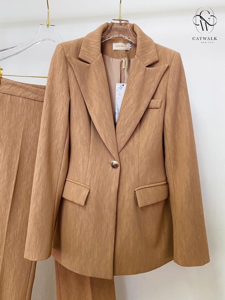 เซต BLAZER 3 ชิ้น เนื้อผ้าลูกฟูกเกรดเอ ตัว BLAZERเป็นทรงเข้ารูป +เสื้อเชิ้ตสีขาวทรงเข้ารูป +กางเกงเป็นทรงขาม้า . สินค้าคุณภาพ (พร้อมส่ง)