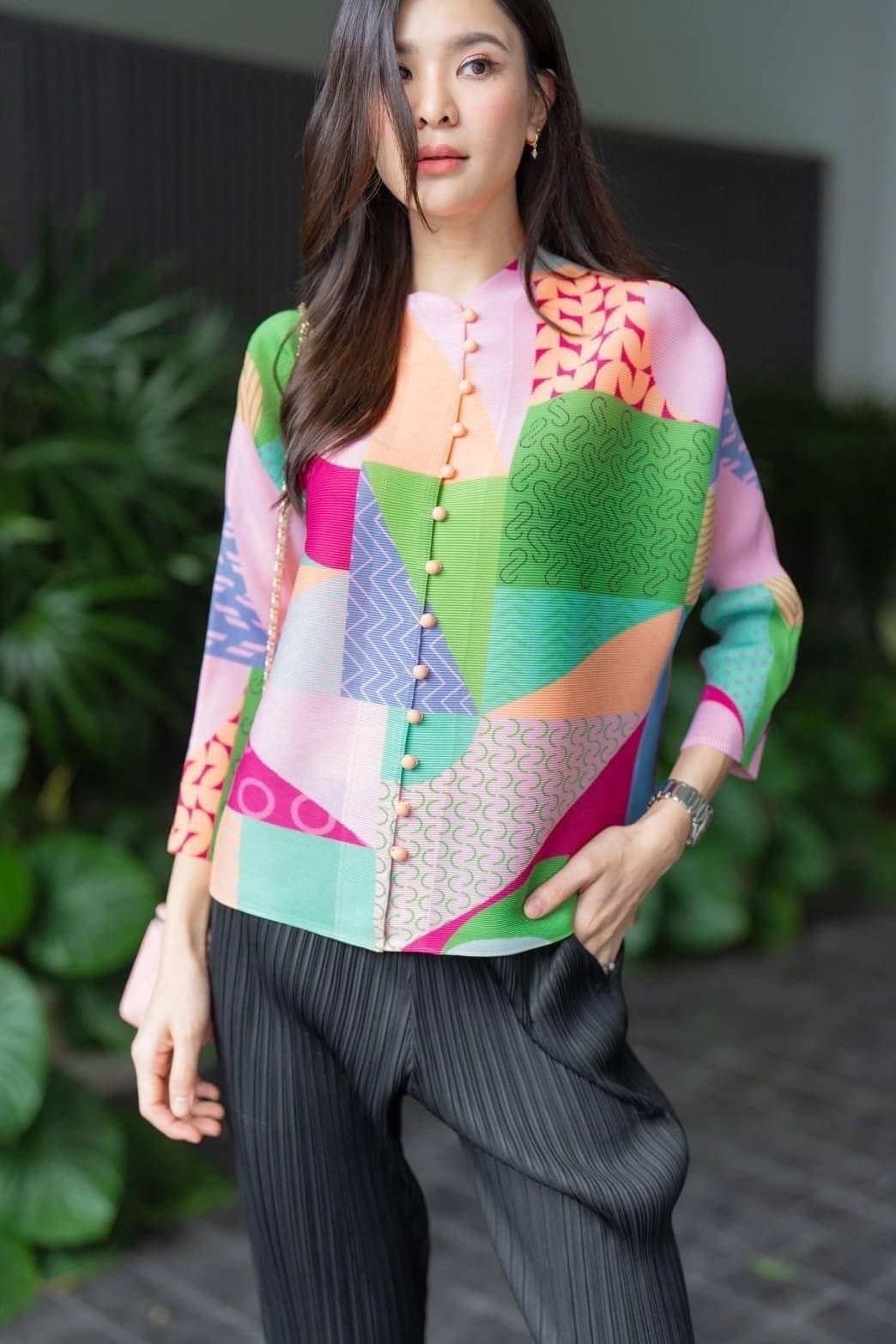 เสื้อผ้าอัดพลีทเนื้อดี แบบงาน Brand 😍 ว้าวววว 👏🏻👏🏻 เสื้อแพตเทิร์น คอปีน แขนยาว กระดุมปั๊ม : สินค้าคุณภาพ (พร้อมส่ง)