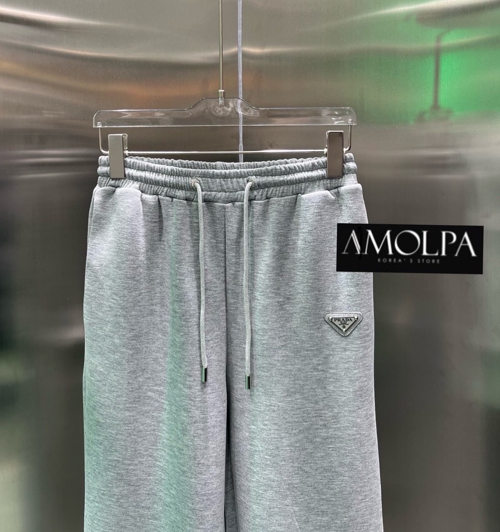 SET PRADA งาน hiend ผ้าอย่างเทพ 1:1 พรีเมียม ทุกอย่างปั้มมมมม VVIP เก็บทุกสียังไม่ผิดหวัง ฉ่ำ ทำถึง งานสวยสุด ปัง ชนช๊อป สวยจี๊ด เนื้อผ้าดีม๊าก ผ้าใส่สบายมาก ใส่สบายสุดๆ ใส่สบาย : สินค้าคุณภาพ (พร้อมส่ง)