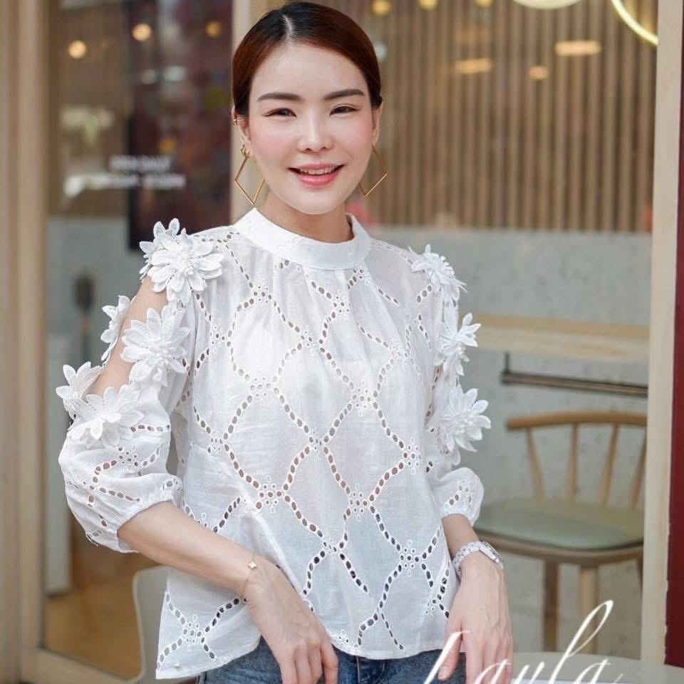 เสื้อคอตตอนฉลุเว้าไหล่ แต่งดอกไม้สวยๆ ทรงเอน่ารัก ใส่ปล่อยๆ ใส่สบาย : สินค้าคุณภาพ (พร้อมส่ง)