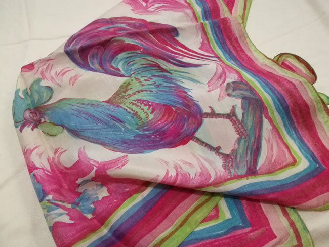 ผ้า 100% Silk LO MOMME BRICO ลายเพ้นท์รูปไก่ สวยอาร์ตค่ะ