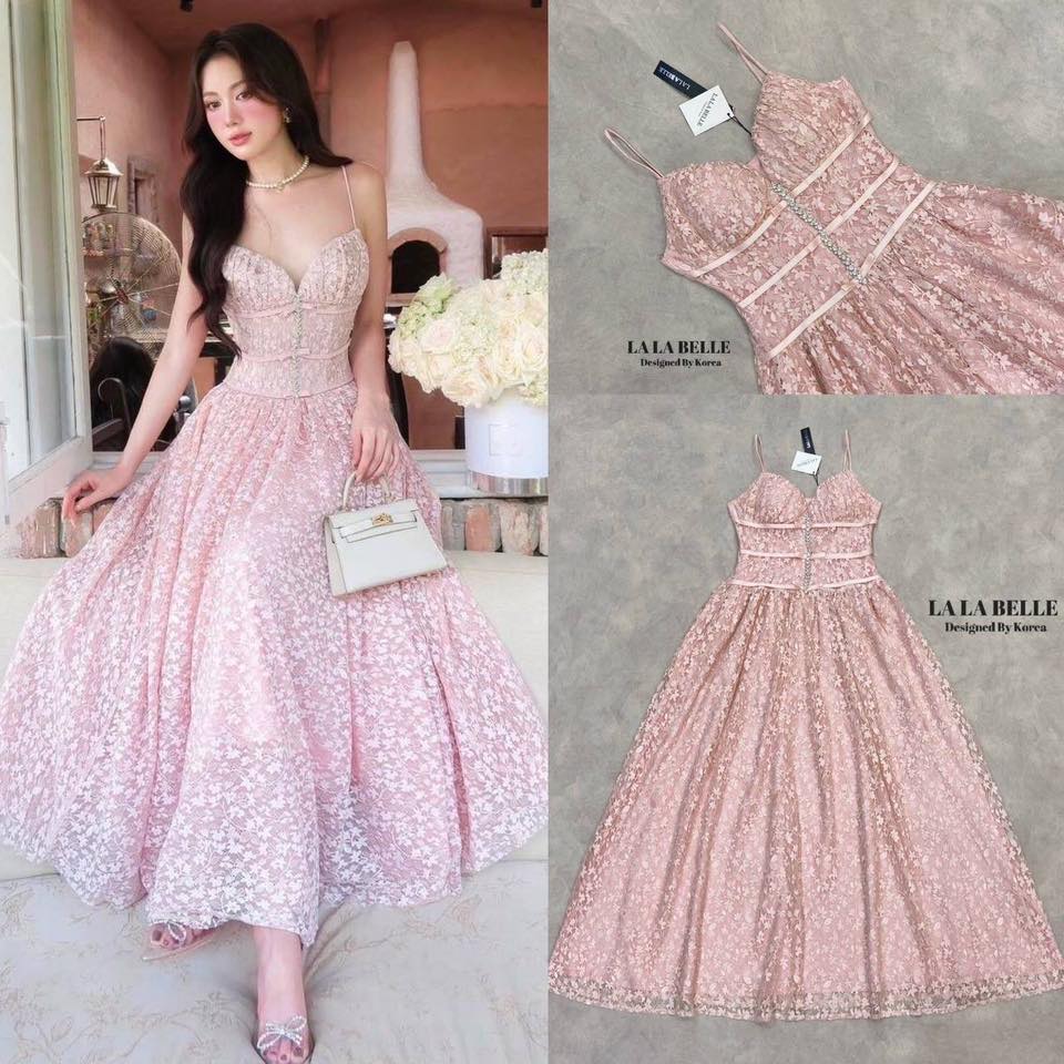 แมกซี่เดรสลูกไม้รุ่นฮอตลายดอกไม้เล็กๆทรงสายเดี่ยวอกหัวใจให้ ช่วงอกเสริมฟองน้ำจับจีบแต่งริบบิ้นโบว์พร้อมสายเพชรด้านหน้าชุดเข้ารูปเข้าทรงกระโปรงยาวจับจีบแน่นๆมีซับในถึงปลายชุด ใส่สบาย : สินค้าคุณภาพ (พร้อมส่ง)