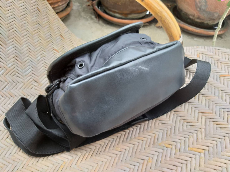 กระเป๋าสะพายใบย่อม asics (ของใหม่)