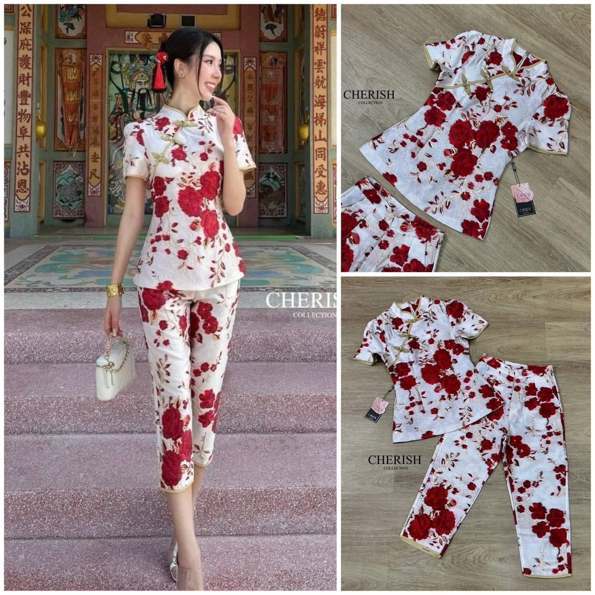 Set กี่เพ้า สุดราชนิกุล เสื้อคอจีนเข้าทรงผ้าทอลายดอก กุหลาบสุดคลาสสิค เล่นโทนสีดูแพงโดดเด่น มีเสริมอหและซับในตัว กางเกงทรงหกส่วนมา พร้อมกระเป๋าใช้งานได้จริง ใส่สบาย : สินค้าคุณภาพ (พร้อมส่ง)