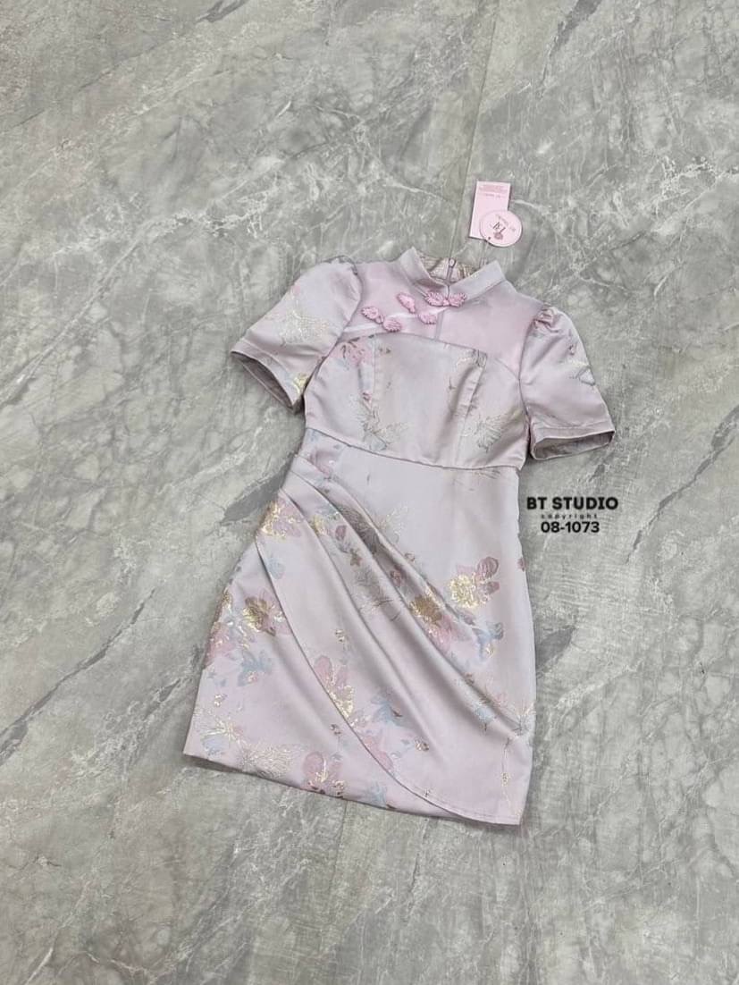 เดรสสั้นกี่เพ้าสีฟ้าละมุล น่ารักมากคร้าา ช่วงคอแต่งสไตล์จีนติดกระดุมไล่เรียงเฉียงข้าง ตัดแต่งซีทรูช่วงบนอก งานผ้าทอลายดิ้นสีทองงานสวยเนื้อผ้าดี คัตติ๊งเป๊ะ มีซับในซิปหลัง ใส่สบาย : สินค้าคุณภาพ (พร้อมส่ง)