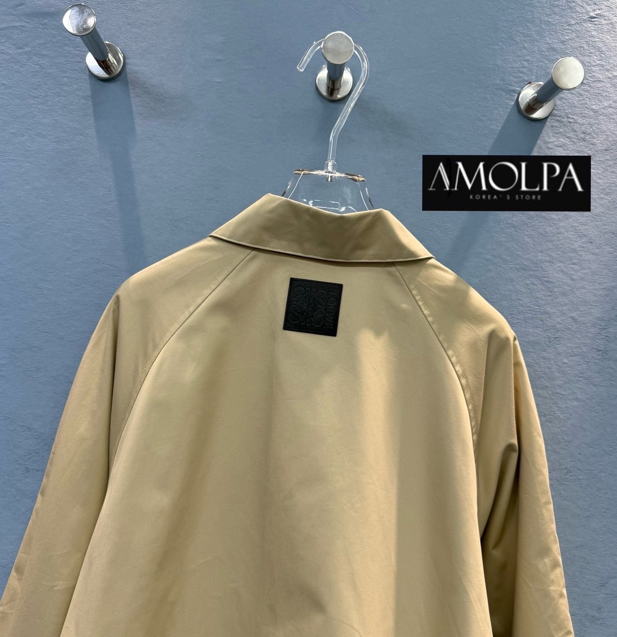 JACKET LOEWE เสื้อเป็น JACKET LOEWE ซิปหน้า ปั้มอะไหล่หัวซิป ซับลายLOEWE หลังแต่งแผ่นหนัง LOEWE งานใส่สบายมาก ใส่สบาย : สินค้าคุณภาพ (พร้อมส่ง)