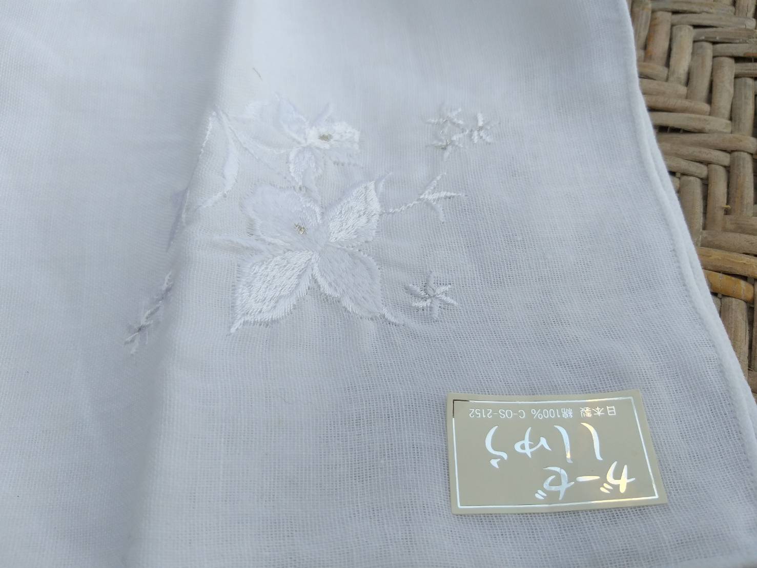 ผ้าเช็ดหน้าสีขาวปักลาย ซับผ้า 2 ชั้น