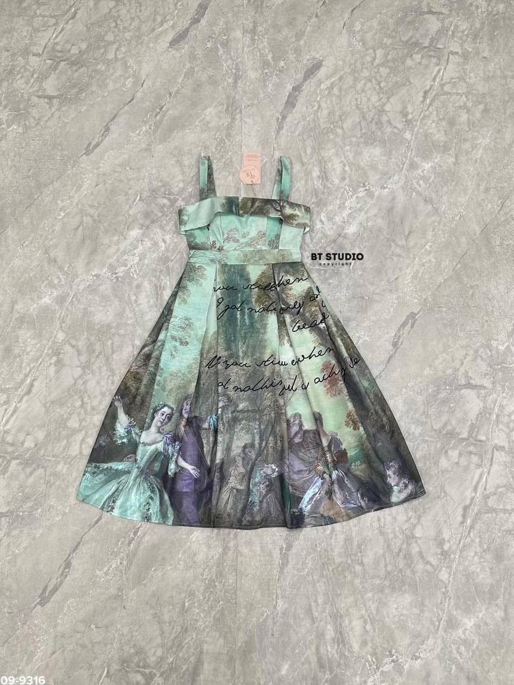 เดรสสายเดี่ยว ช่วงอกเสริมฟองน้ำ แต่งขอบชายผ้าพับลงมา ช่วงอกเอวเข้ารูป แต่งกระโปรงบานออกสบัดพริ้ว ๆ ใส่สบาย : สินค้าคุณภาพ (พร้อมส่ง)