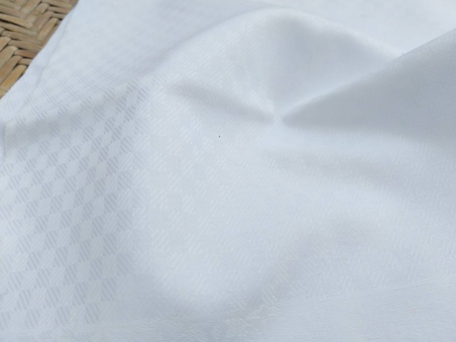 ผ้าเช็ดหน้า NINA RICCI สีขาว ผ้าสวยมากผืนนี้