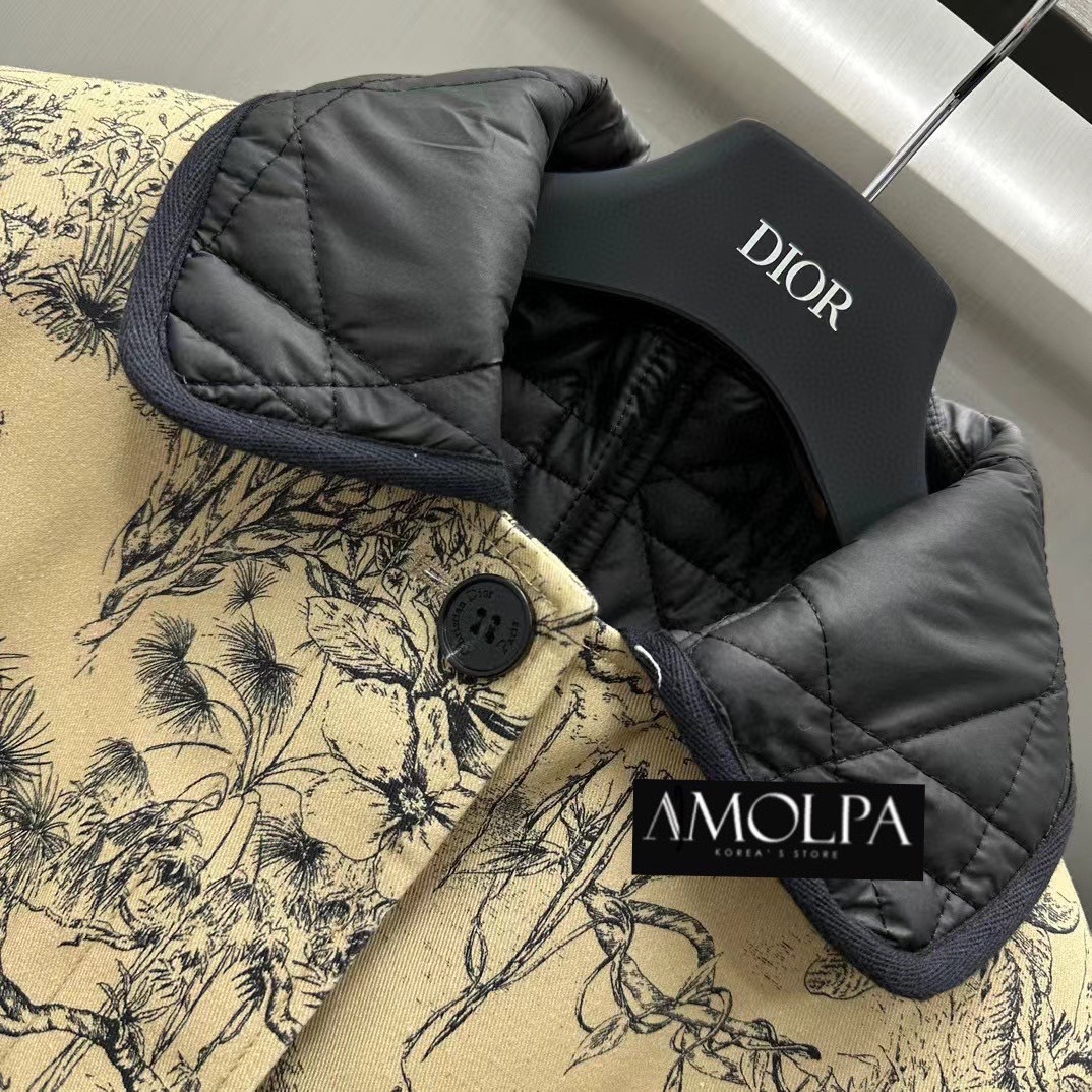 SET 2 PCS TREND COAT Signature แบรนด์ CD ตัว JACKET เป็นกั๊กนวมสวยๆ มาพร้อมโค้ชตัวยาว สวยยยหรูดูแพง: สินค้าคุณภาพ (พร้อมส่ง)