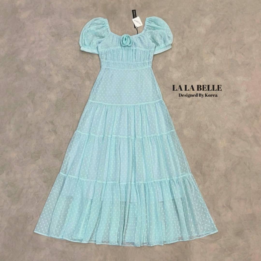 แม็กซี่เดรสตัวโปรด ทรงคอเหลี่ยมแขนตุ๊กตาแต่งดอกกุหลาบช่วงอกเย็บจับจีบช่วงตัวชุดเอวเข้ารูปเข้าทรงกระโปรงยาวเย็บจีบแน่นๆ3ชั้นมีซับในยาวตัวชุด ใส่สบาย : สินค้าคุณภาพ (พร้อมส่ง)